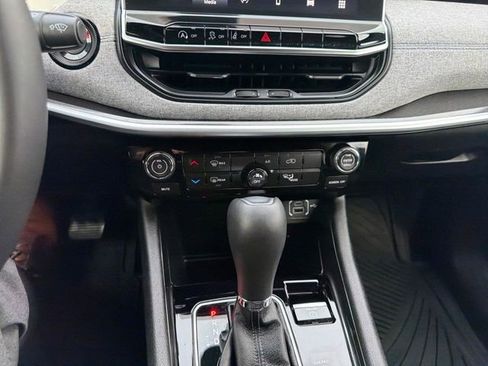 Used 2024 Jeep Compass Latitude image 19