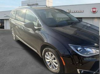 Used 2018 Chrysler Pacifica Touring-L FWD video 2
