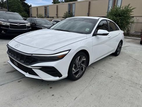 Used 2025 Hyundai Elantra Limited FWD image 3