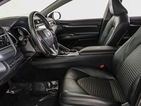 Used 2018 Toyota Camry SE FWD image 3