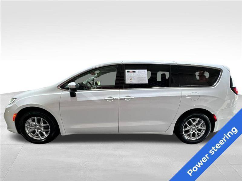Used 2023 Chrysler Pacifica Touring-L FWD image 8