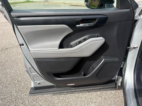 Used 2022 Toyota Highlander XLE image 12