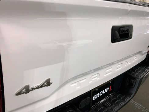 Used 2018 Toyota Tacoma SR5 AWD/4WD image 31