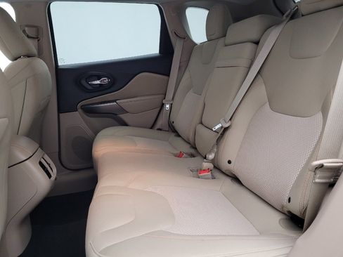 Used 2019 Jeep Cherokee Latitude w/ Cold Weather Group FWD image 18