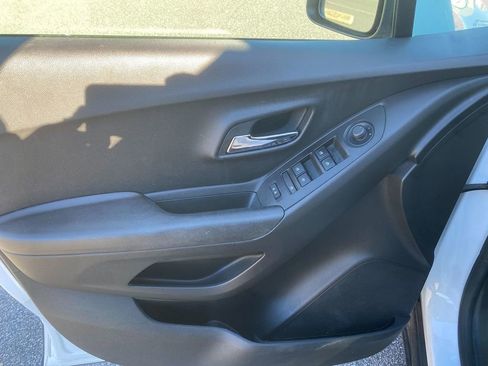 Used 2018 Chevrolet Trax LS image 11