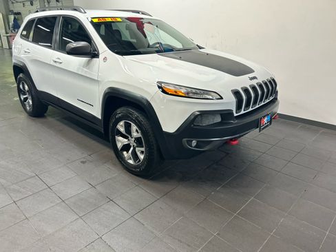 Used 2016 Jeep Cherokee Trailhawk w/ Cold Weather Group AWD/4WD image 2
