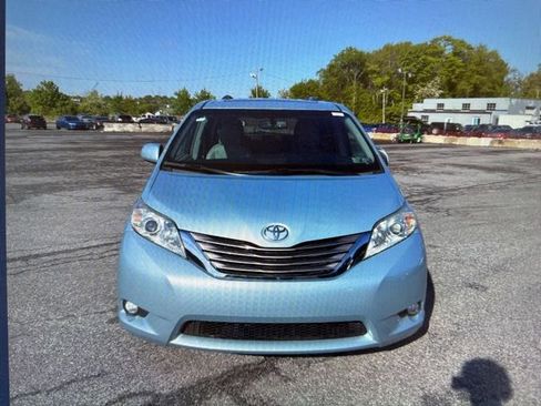 Used 2017 Toyota Sienna XLE w/ XLE Navigation Package FWD image 20