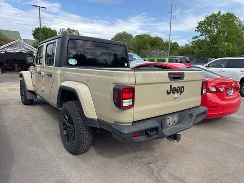 Used 2022 Jeep Gladiator Sport image 5