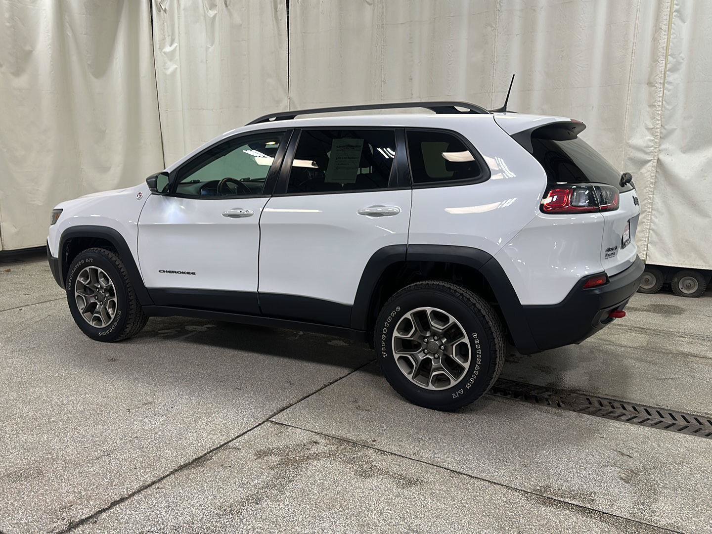 Used 2020 Jeep Cherokee Trailhawk w/ Comfort/Convenience Group AWD/4WD image 3