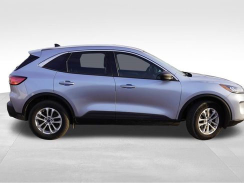 Used 2022 Ford Escape SE w/ Cold Weather Package image 2