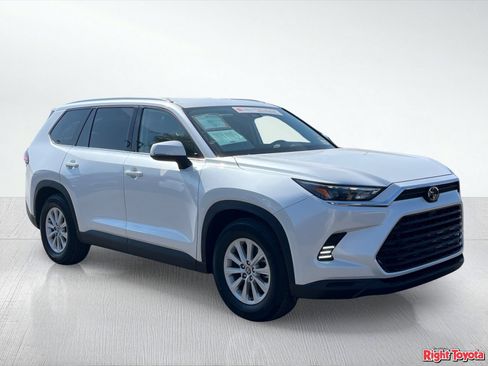 Certified 2024 Toyota Grand Highlander FWD image 9