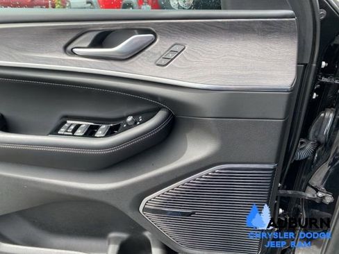 Used 2023 Jeep Grand Cherokee Overland AWD/4WD image 34
