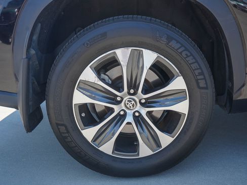 Certified 2021 Toyota Highlander XLE AWD/4WD image 9