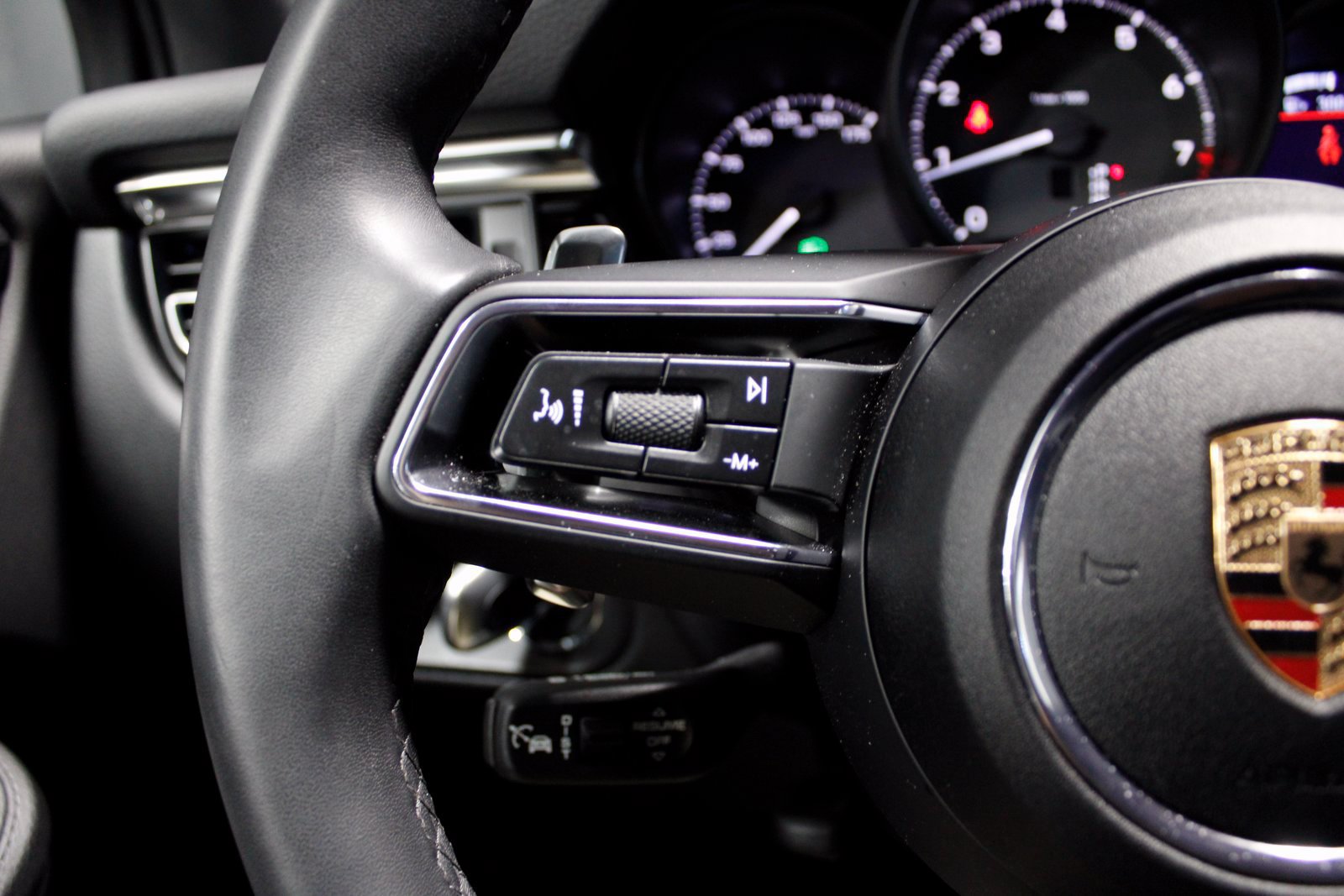 Certified 2025 Porsche Macan AWD/4WD image 28