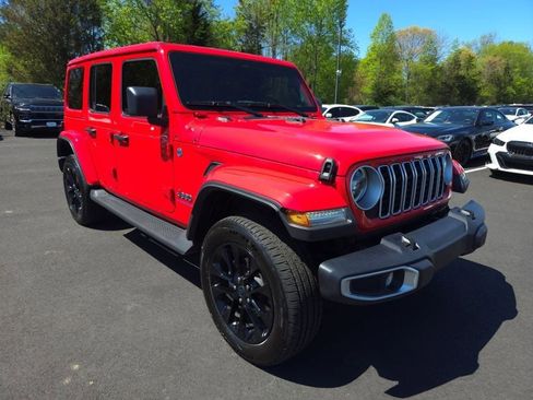 Used 2025 Jeep Wrangler Unlimited Sahara AWD/4WD image 3