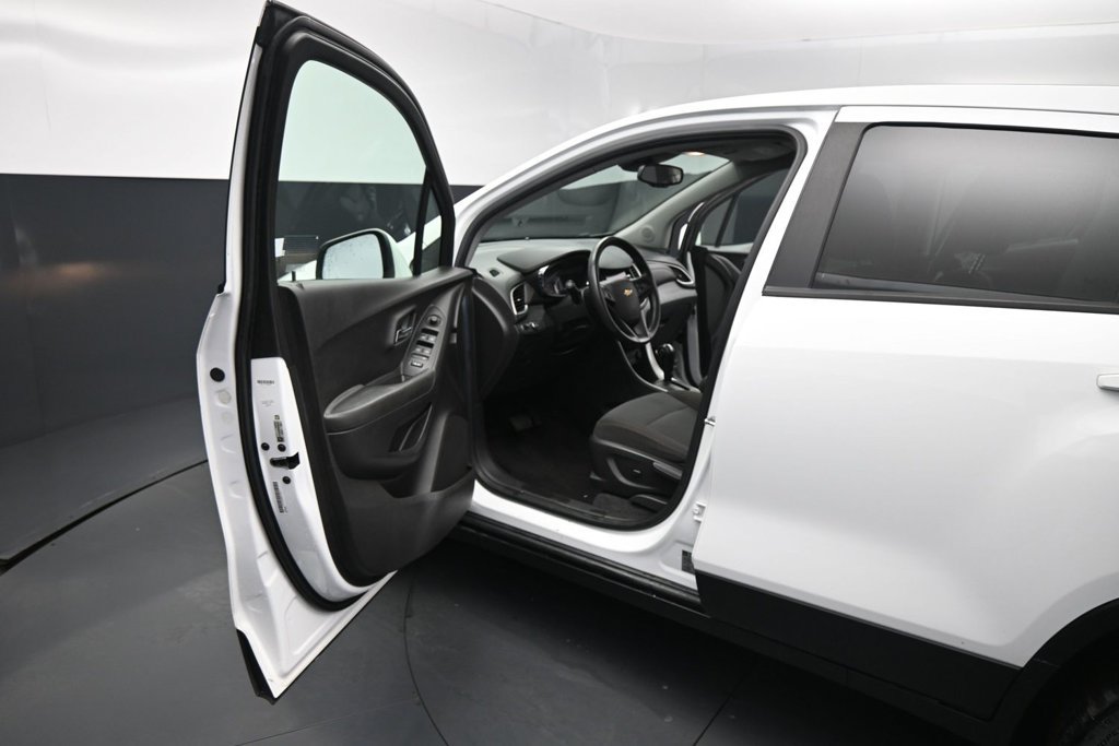 Used 2021 Chevrolet Trax LS w/ Tint and Cruise Package FWD image 9