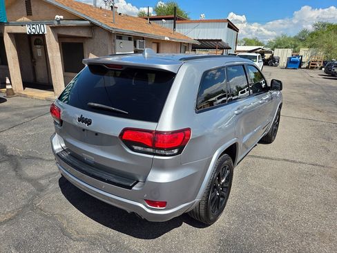 Used 2018 Jeep Grand Cherokee Altitude RWD image 9