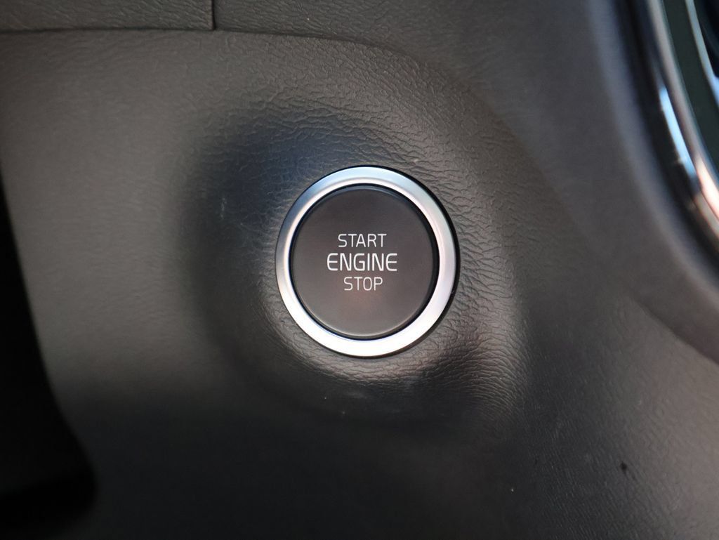 Used 2025 Volvo XC40 B5 Plus AWD/4WD image 32