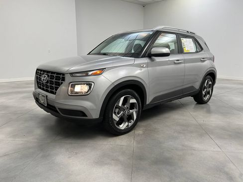 Used 2025 Hyundai Venue SEL FWD image 4