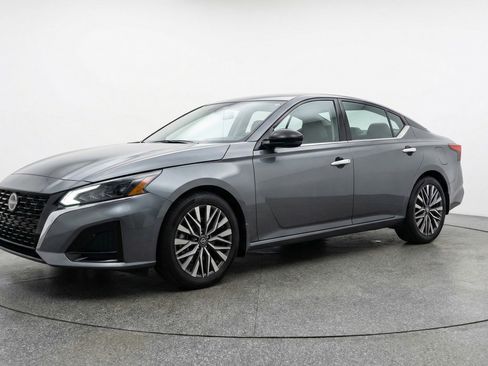 Used 2025 Nissan Altima 2.5 SV image 3