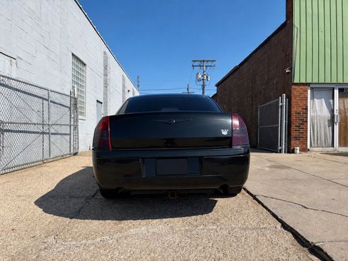 Used 2005 Chrysler 300 C w/ Navigation & Sound Group II RWD image 5