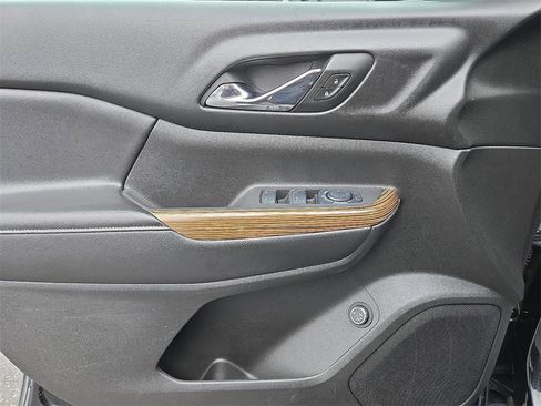 Used 2017 GMC Acadia SLE image 25