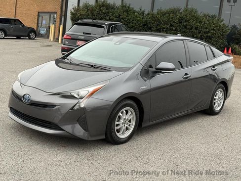 Used 2017 Toyota Prius image 3
