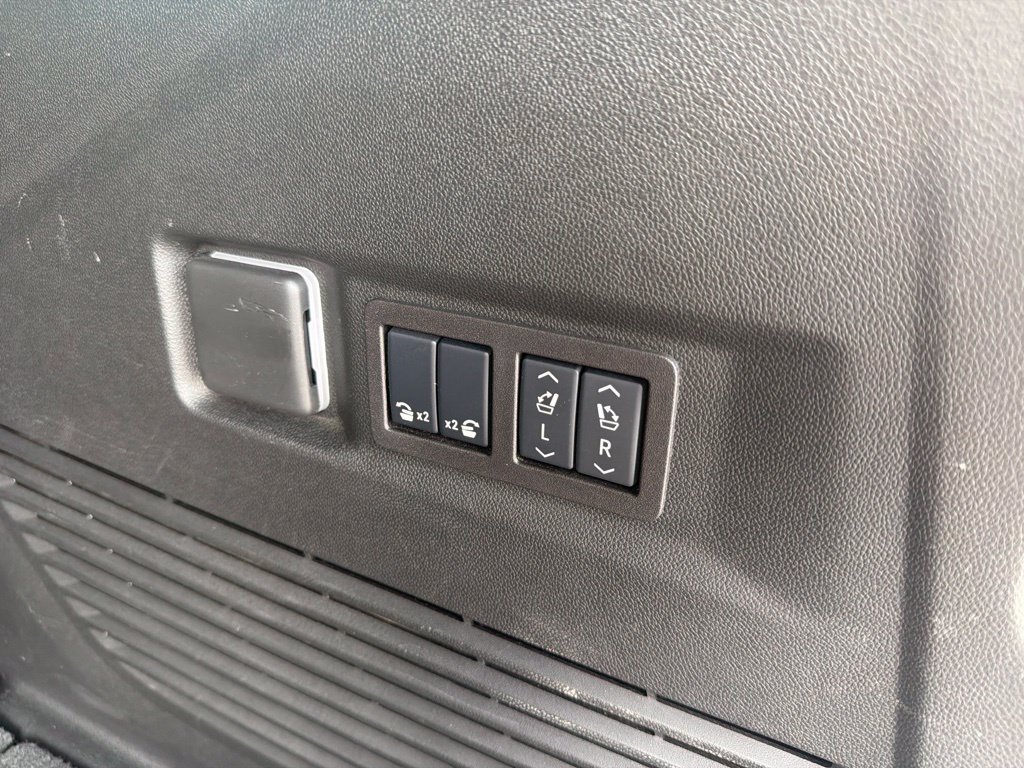 Used 2025 GMC Yukon Denali Ultimate w/ LPO, Floor Liner Package AWD/4WD image 21