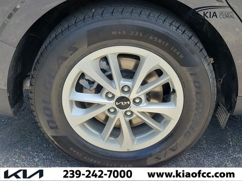 Used 2024 Kia Carnival LX FWD image 9