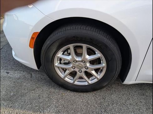 Used 2024 Chrysler Pacifica Touring-L image 5