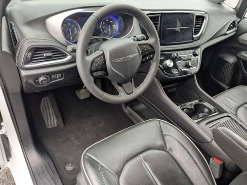 Used 2025 Chrysler Pacifica Limited image 11
