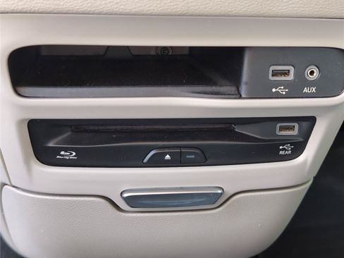 Used 2018 Chrysler Pacifica Limited FWD image 24