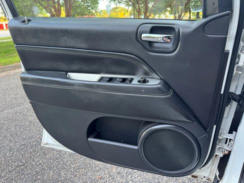 Used 2014 Jeep Compass Latitude image 15