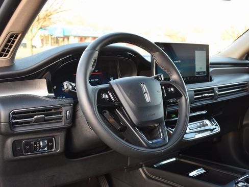 Used 2025 Lincoln Corsair Reserve image 10