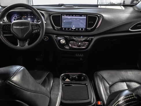 Used 2022 Chrysler Pacifica Touring-L w/ Uconnect Theater Family Group FWD image 23