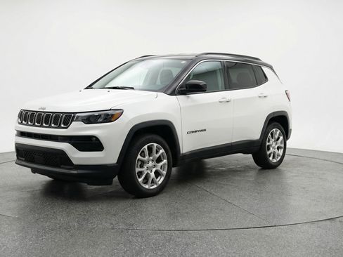 Used 2025 Jeep Compass Limited image 3