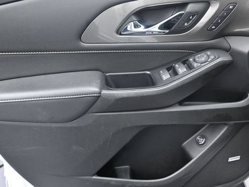 Used 2023 Chevrolet Traverse Premier FWD image 11
