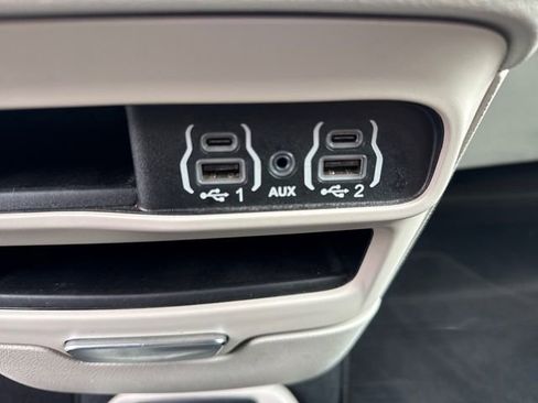 Used 2023 Chrysler Voyager LX image 12
