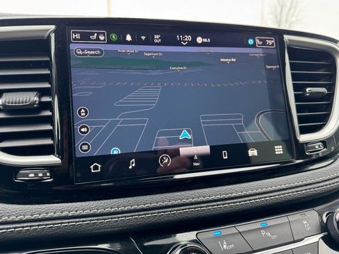 Used 2024 Chrysler Pacifica Select image 21