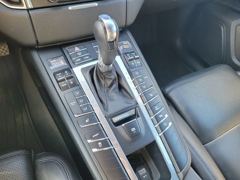 Used 2018 Porsche Macan AWD/4WD image 22