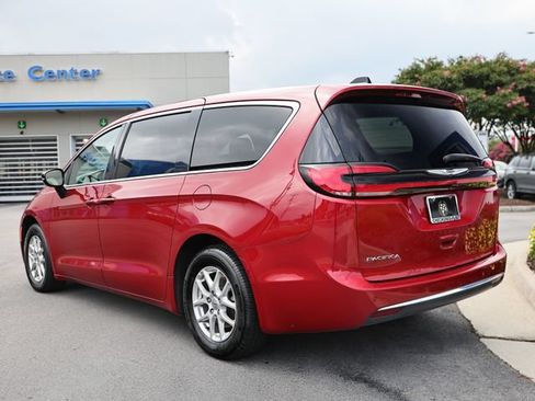 Used 2025 Chrysler Pacifica Select FWD image 7