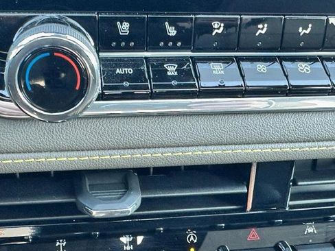 Used 2025 Chevrolet Colorado ZR2 w/ Technology Package AWD/4WD image 23