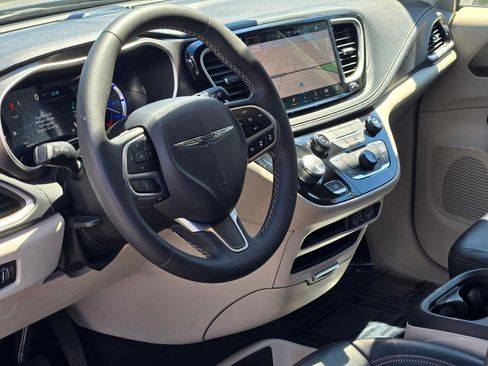 Used 2024 Chrysler Pacifica Limited FWD image 24