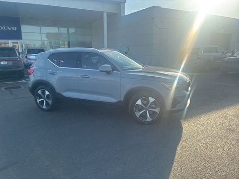 Used 2025 Volvo XC40 B5 Plus image 2