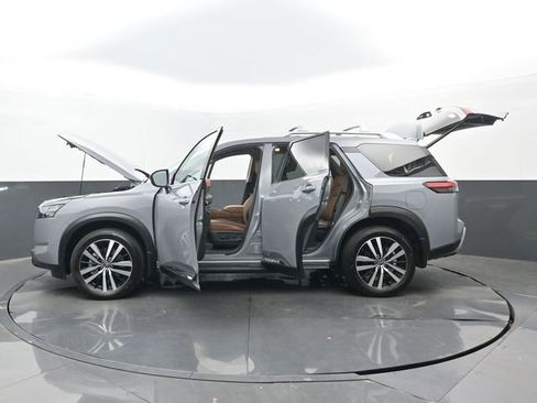 Used 2025 Nissan Pathfinder Platinum AWD/4WD image 34