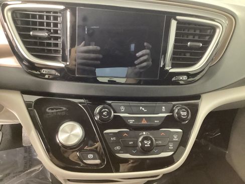 Used 2017 Chrysler Pacifica Touring-L FWD image 18