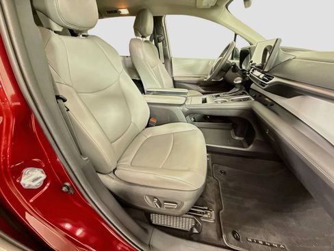 Used 2025 Toyota Sienna XLE FWD image 19