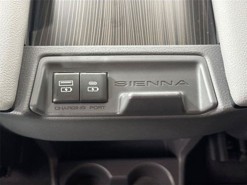 Used 2023 Toyota Sienna Limited FWD image 38