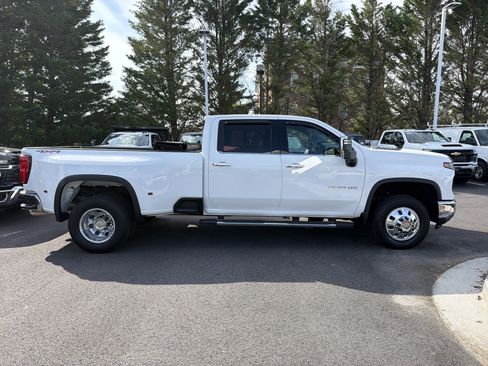 Used 2025 Chevrolet Silverado 3500 LTZ w/ LTZ Convenience Package AWD/4WD image 11