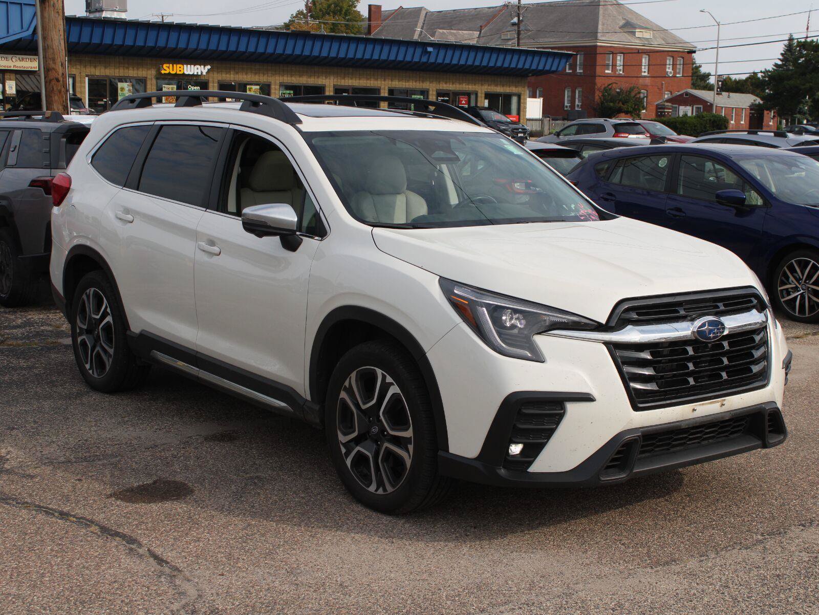 Used 2023 Subaru Ascent Limited w/ Technology Package AWD/4WD image 3